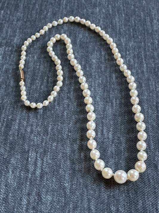 Classic 1950s Pearls Necklace With Stamped 9ct Gold Clasp